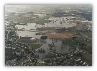 Beeld van hoogwater in 't Laar in 2002. Grote delen van het gebied staan zichtbaar onder water. De hoofdwegen van het gebied komen nog boven de hoogwatergrens uit.